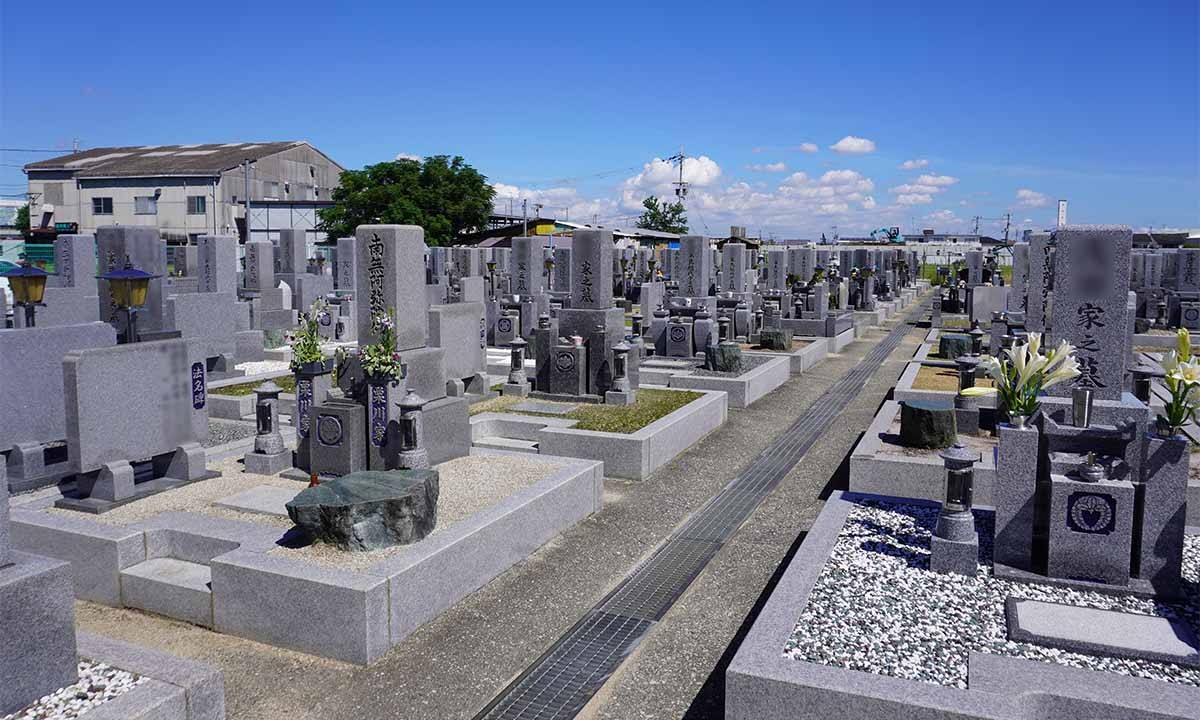 大阪府堺市の墓地、一画。