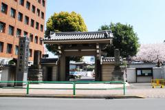 霊園までは広々した舗道を歩きながら、立派な寺社の門構えや歴史あるホテルの景観を楽しめる 霊園までは広々した舗道を歩きながら、立派な寺社の門構えや歴史あるホテルの景観を楽しめる