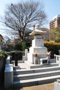 霊園までは広々した舗道を歩きながら、立派な寺社の門構えや歴史あるホテルの景観を楽しめる 霊園までは広々した舗道を歩きながら、立派な寺社の門構えや歴史あるホテルの景観を楽しめる