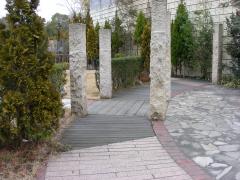 この看板を目印に南門を入る この看板を目印に南門を入る
