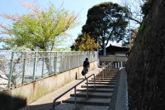 駅を降りてスロープ付きの階段を上がる 駅を降りてスロープ付きの階段を上がる