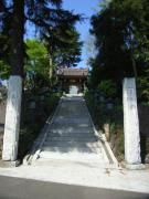 霊園への入り口にそびえ立つ地元の名刹、宝泉寺 霊園への入り口にそびえ立つ地元の名刹、宝泉寺
