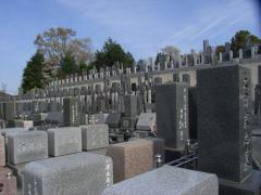 住宅地の中でコンパクトな霊園のため、区画によっては通路や隣の区画との距離に手狭さを感じるかもしれない 住宅地の中でコンパクトな霊園のため、区画によっては通路や隣の区画との距離に手狭さを感じるかもしれない