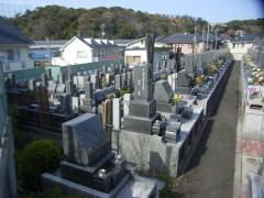 住宅地の中でコンパクトな霊園のため、区画によっては通路や隣の区画との距離に手狭さを感じるかもしれない 住宅地の中でコンパクトな霊園のため、区画によっては通路や隣の区画との距離に手狭さを感じるかもしれない