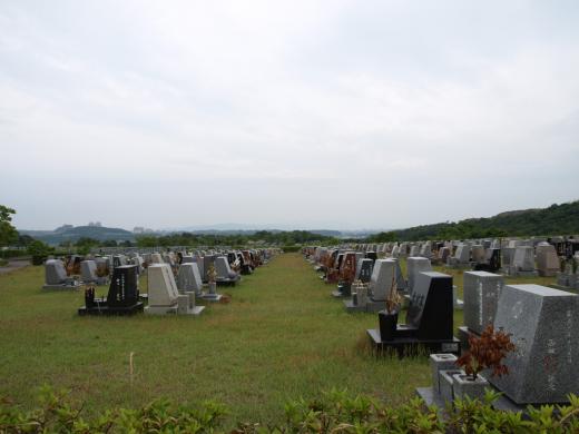 洋型墓石が並ぶ芝生地区 洋型墓石が並ぶ芝生地区