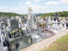 大きなひまわりの彫刻と棹石。墓誌のクウォーター円のデザイン印象的 大きなひまわりの彫刻と棹石。墓誌のクウォーター円のデザイン印象的