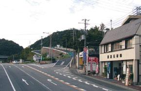 市営「鵯越墓園」の入口付近には老舗石材店が並ぶ 市営「鵯越墓園」の入口付近には老舗石材店が並ぶ