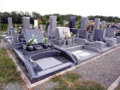 洋型デザインの墓石が隣同士になっているなど比較的集中的に建墓されていることから、建墓例がモデルとなっていることがわかる 洋型デザインの墓石が隣同士になっているなど比較的集中的に建墓されていることから、建墓例がモデルとなっていることがわかる