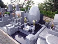 洋型デザインの墓石が隣同士になっているなど比較的集中的に建墓されていることから、建墓例がモデルとなっていることがわかる 洋型デザインの墓石が隣同士になっているなど比較的集中的に建墓されていることから、建墓例がモデルとなっていることがわかる