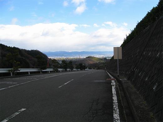 園内車道のもっとも高いところからは京都盆地を一望。この景色だけでも見る価値あり。 園内車道のもっとも高いところからは京都盆地を一望。この景色だけでも見る価値あり。