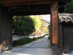 山門。霊園という印象ではない。 山門。霊園という印象ではない。