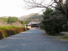 山門。霊園という印象ではない。 山門。霊園という印象ではない。
