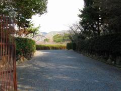 山門。霊園という印象ではない。 山門。霊園という印象ではない。