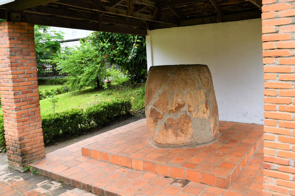 墓か酒作りの道具か、謎の石壺