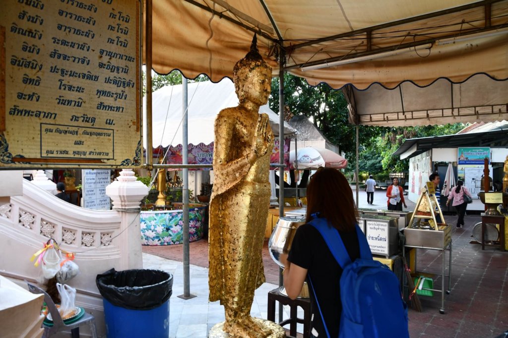 仏像に金箔を貼るタイのお参り